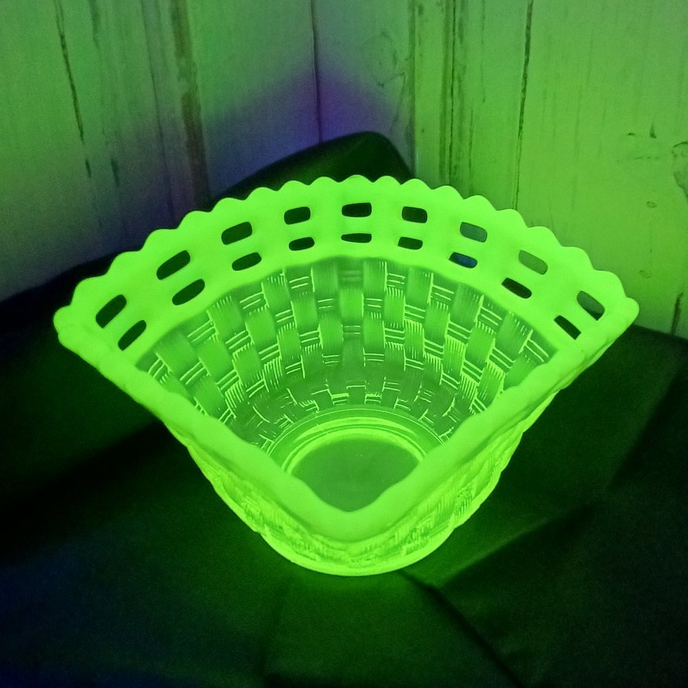 Vintage Fenton Opalescent Uranium Glass Basketweave Lace Top Square Bowl - Picture 6 of 7